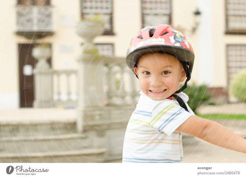 Ein lustiger Junge auf dem Fahrrad Freude Glück schön Gesicht Fahrradfahren Kind Mensch maskulin Kindheit 1 3-8 Jahre genießen Fröhlichkeit frisch Schutzhelm