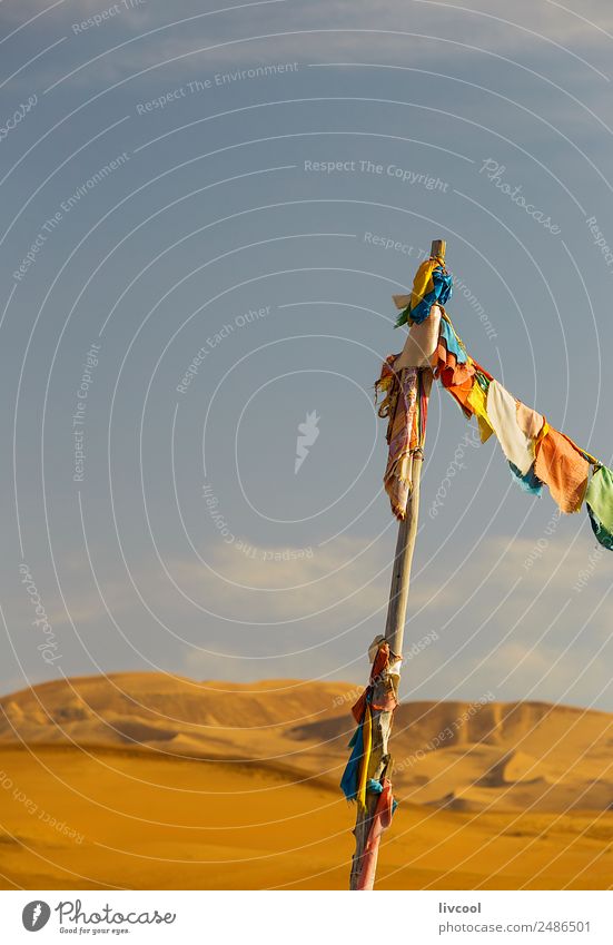 buddhistische banner auf dem badainsee miao, china Kultur Landschaft Himmel Wolken Herbst Wind Hügel See Wüste Platz Gebäude Dekoration & Verzierung Sand Fahne
