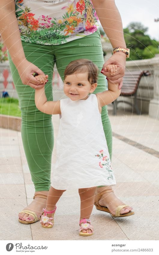 Einjähriges Mädchen lernt laufen Glück schön Gesicht Kind Mensch feminin Baby Kindheit Hand 1 0-12 Monate 1-3 Jahre Kleinkind Kleid Lächeln weiß Neugier