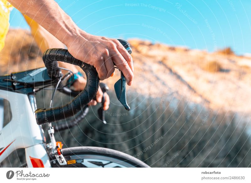 Detail des Rennradlenkers Design Sport Fahrradfahren Mann Erwachsene Hand Natur Straße Wege & Pfade Handschuhe Tropfen Geschwindigkeit schwarz weiß Kontrolle