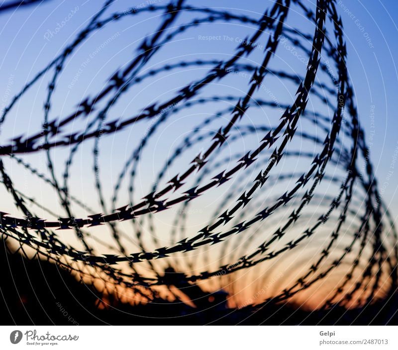 Zaun mit Stachelbett Freiheit Camping Himmel Metall Stahl Rost Linie blau schwarz weiß Sicherheit Schutz Geborgenheit gefährlich Krieg Draht