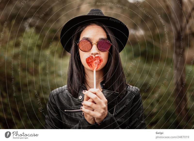 Modisches Mädchen Hipster mit Sonnenbrille Diät Stil Glück schön Gesicht Mensch Frau Erwachsene Mode Bekleidung Jacke Leder Hut brünett Herz Denken trendy