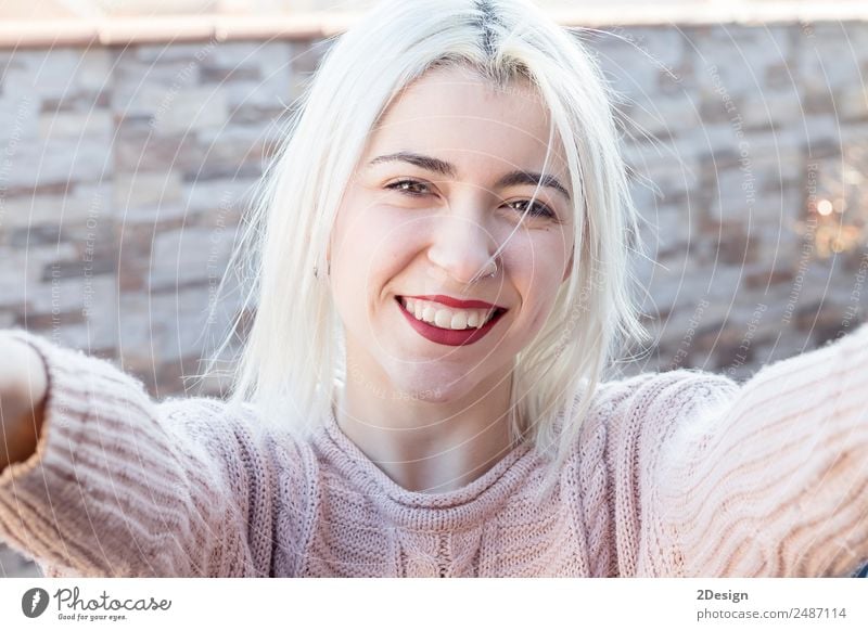 Frau in rosa Pullover macht Selfie Lifestyle Stil Freude Glück schön Gesicht Erholung Freizeit & Hobby Ferien & Urlaub & Reisen Ausflug Sommer Sonne Mensch