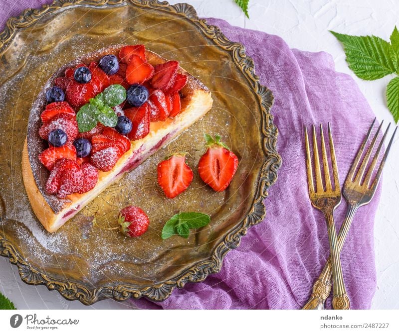 halber Käsekuchen mit Erdbeeren Frucht Kuchen Dessert Ernährung Teller Gabel Tisch Blatt Essen frisch hell lecker grün rot weiß Farbe Beeren Lebensmittel