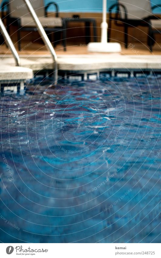 Am Pool Tourismus Sommerurlaub Wellen Schwimmbad Beckenrand Wasser blau Farbfoto Gedeckte Farben Außenaufnahme Tag Abend Kontrast Unschärfe Zentralperspektive