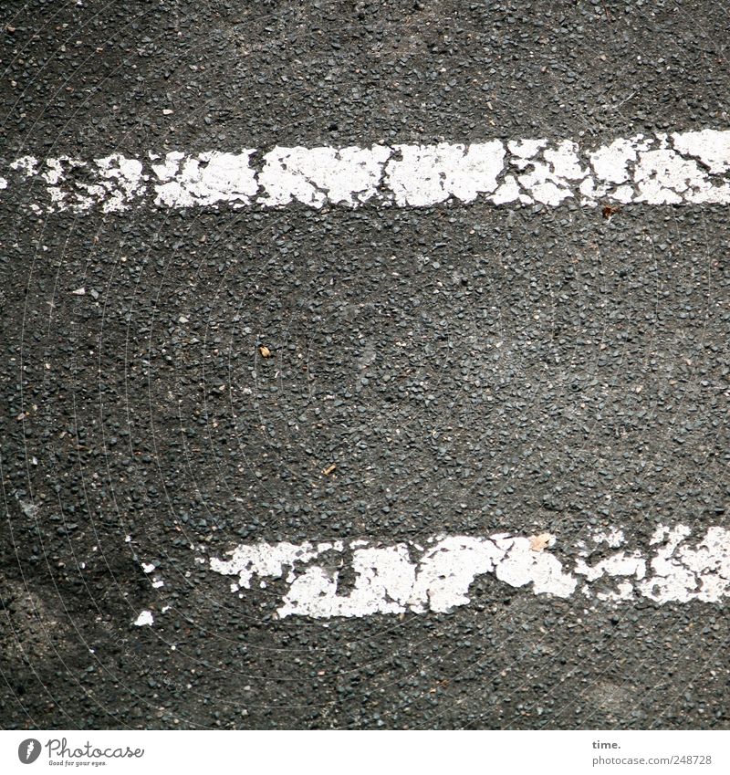 Die Zwei von der Streife Straße Linie 2 Asphalt Teer Farbe Farbstoff Schilder & Markierungen kaputt verrotten Kontrast grau weiß parallel