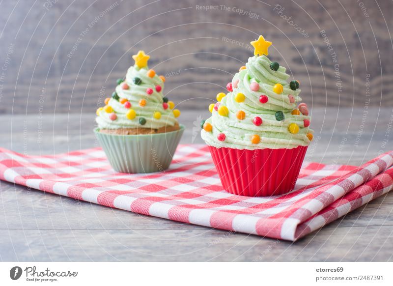 Weihnachtskuchen Lebensmittel Dessert Süßwaren Weihnachten & Advent lecker süß mehrfarbig grün Cupcake Backwaren cremig Weihnachtsbaum Strukturen & Formen
