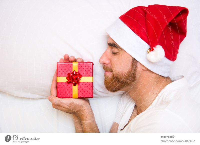 Junger Mann mit Weihnachtsmütze Weihnachten & Advent Mensch maskulin Jugendliche Gesicht Bart Hand 1 30-45 Jahre Erwachsene rot weiß Geschenk Hut Vollbart