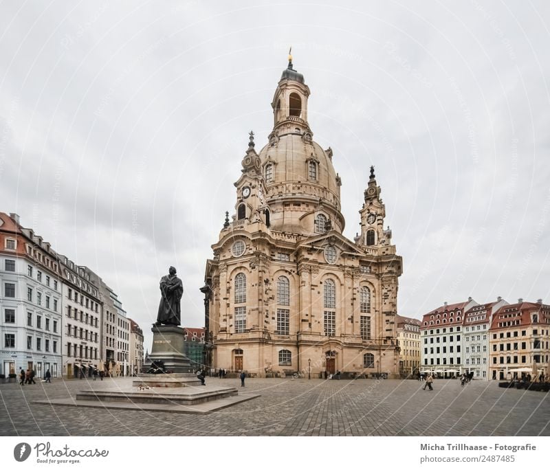 Frauenkirche Dresden Ferien & Urlaub & Reisen Tourismus Sightseeing Städtereise Stadt Stadtzentrum Altstadt bevölkert Haus Kirche Platz Bauwerk Architektur