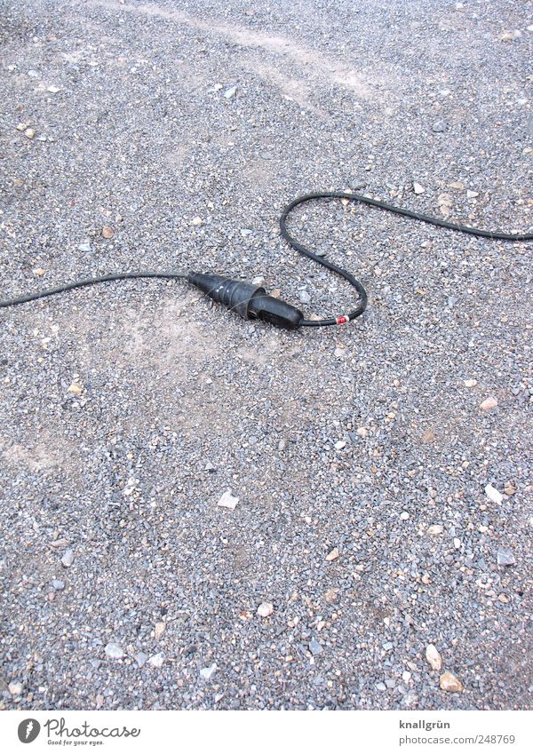 Starke Verbindung Kabel liegen grau schwarz Kraft Energie Kontakt Verlängerungskabel Steckvorrichtung Gummikabel Kies Elektrizität Farbfoto Gedeckte Farben