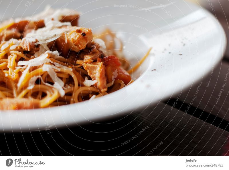 das Auge isst mit Mittagessen Italienische Küche Teller genießen Dienstleistungsgewerbe Restaurant Nudeln Fleischgerichte Porzellan angerichtet hergerichtet