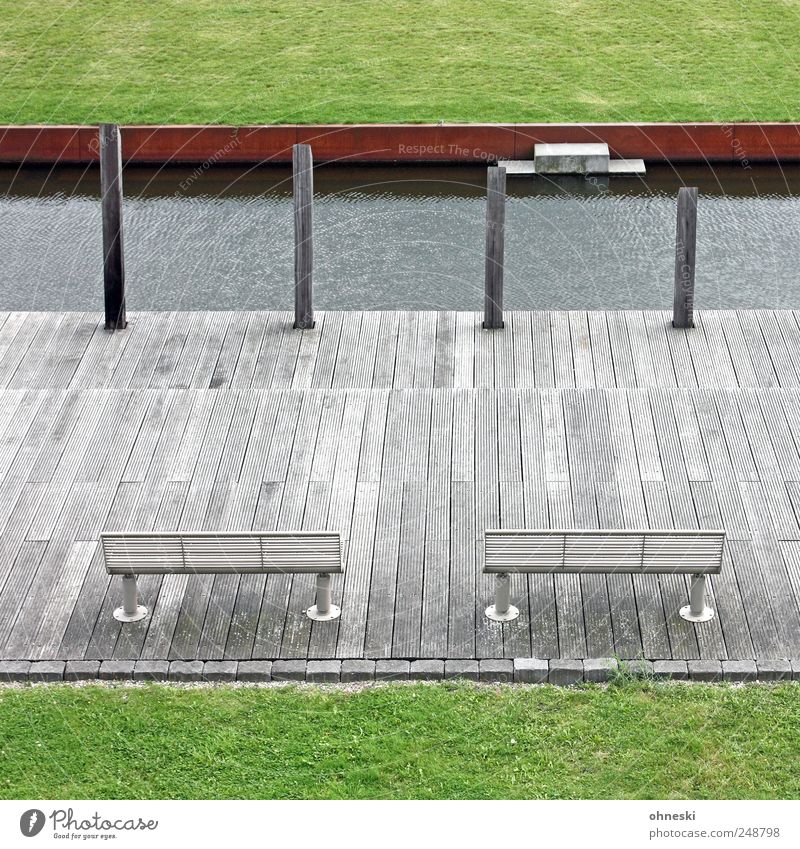 Sitzgelegenheiten Wasser Park Wiese Bochum Bank Holz grün Holzpfahl Pfosten ausruhend Menschenleer ruhig Farbfoto Außenaufnahme Strukturen & Formen