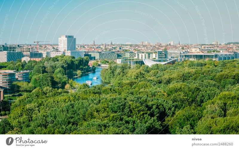 Berlin Panorama mit Tiergarten Lifestyle Design Tourismus Ausflug Ferne Freiheit Sightseeing Städtereise Arbeitsplatz Büro Architektur Medien Wolkenloser Himmel