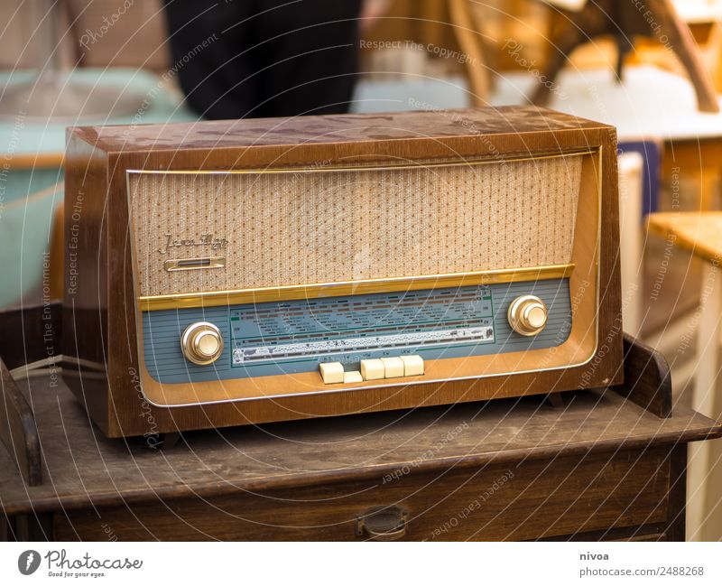 Altes Vintage Radio auf dem Flohmarkt Mauerpark in Berlin Lifestyle Stil Design Radiogerät Technik & Technologie Unterhaltungselektronik Sehenswürdigkeit