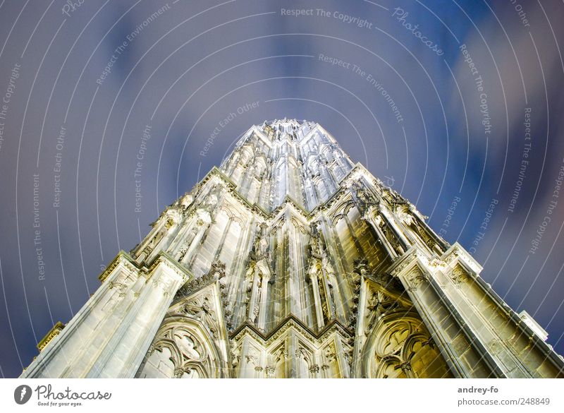 Kölner Dom nachts. Tourismus Städtereise Kirche Bauwerk Gebäude Architektur Fassade Sehenswürdigkeit Stein Bekanntheit gigantisch groß historisch blau braun