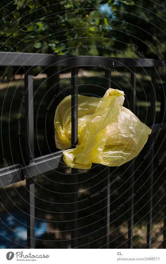 gelbe plastiktüte Schönes Wetter Baum Sträucher Verpackung Kunststoffverpackung Müll Plastiktüte Zaun verschwenden kaufen nachhaltig Umwelt Umweltverschmutzung