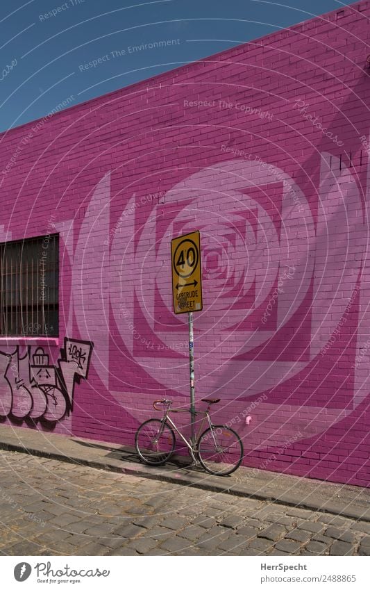 At Gertrude street... Melbourne Haus Bauwerk Gebäude Mauer Wand Fassade Straße Fahrrad Ziffern & Zahlen Graffiti eckig groß Stadt rosa knallig Verkehrszeichen