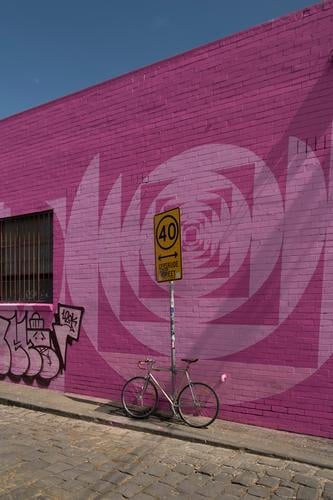 At Gertrude street... Melbourne Haus Bauwerk Gebäude Mauer Wand Fassade Straße Fahrrad Ziffern & Zahlen Graffiti eckig groß Stadt rosa knallig Verkehrszeichen