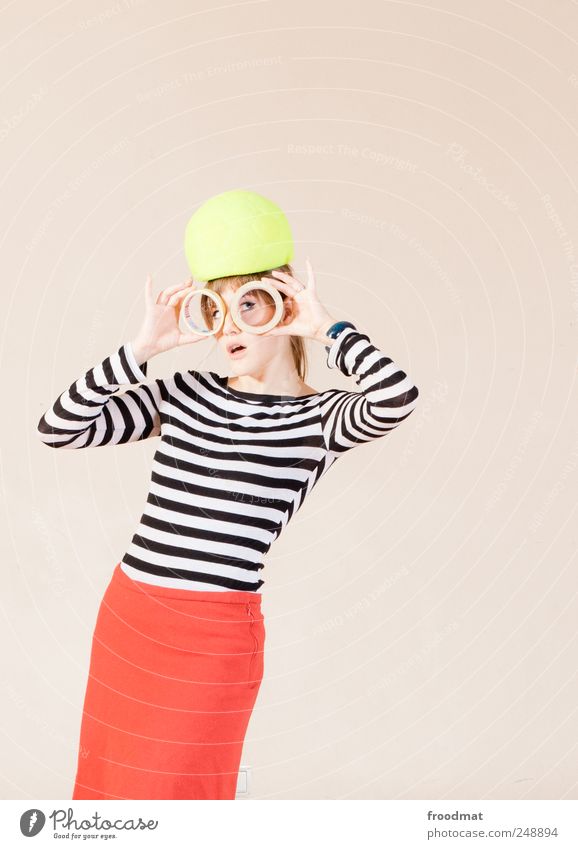 1300 - glotzn uff Mensch feminin Junge Frau Jugendliche Erwachsene Mode Kleid Hut trendy schön einzigartig nerdig Neugier Originalität retro trashig verrückt
