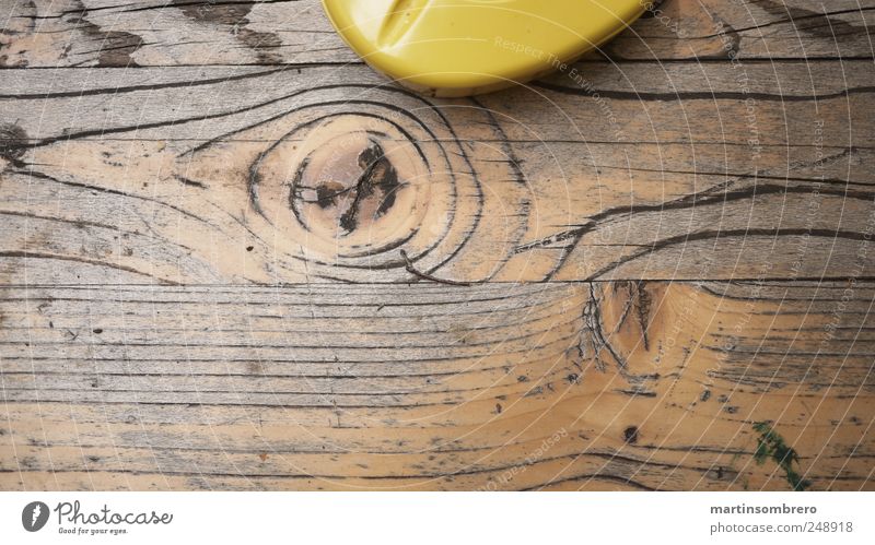 Holz und Plastik Aschenbecher Tischplatte Kunststoff alt glänzend neu braun gelb grau Stimmung Farbfoto Außenaufnahme Menschenleer Tag Licht Sonnenlicht
