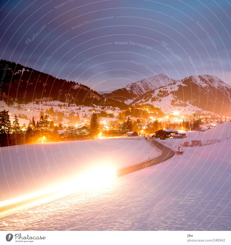 Blick nach Gstaad Tourismus Winter Schnee Winterurlaub Berge u. Gebirge Natur Wolken Alpen Schneebedeckte Gipfel Verkehrswege Personenverkehr Autoscheinwerfer
