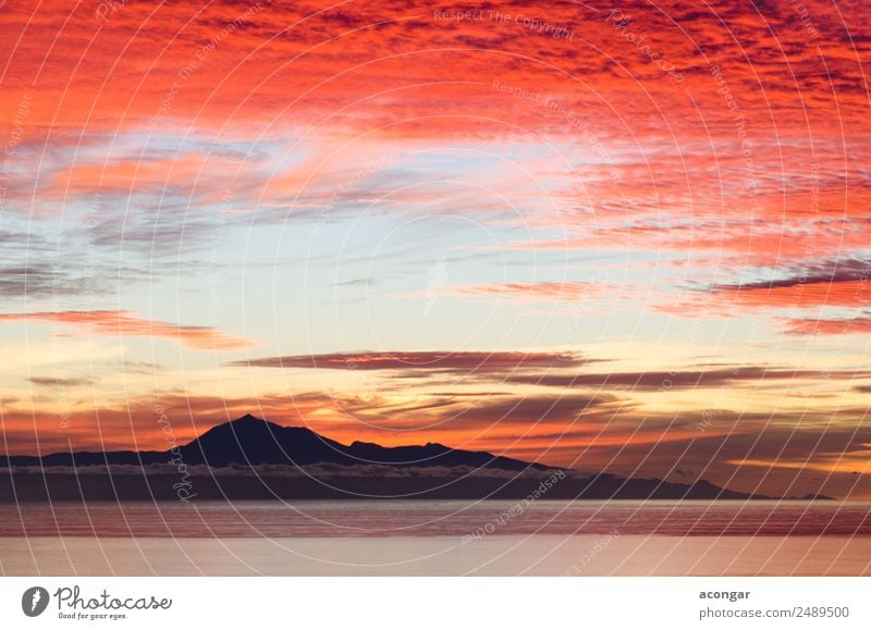 Sonnenaufgang im Meer als Hintergrund. Natur Landschaft Himmel Wolken Horizont Küste Skyline hell gold rot Farbe Kanaren Spanien Teide Teneriffa Windstille