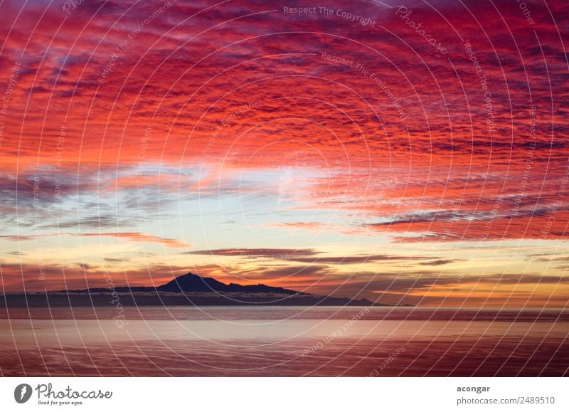 Sonnenaufgang im Meer als Hintergrund. Natur Landschaft Himmel Wolken Horizont Küste Skyline hell mehrfarbig gold rot Farbe Kanaren Spanien Teide Teneriffa