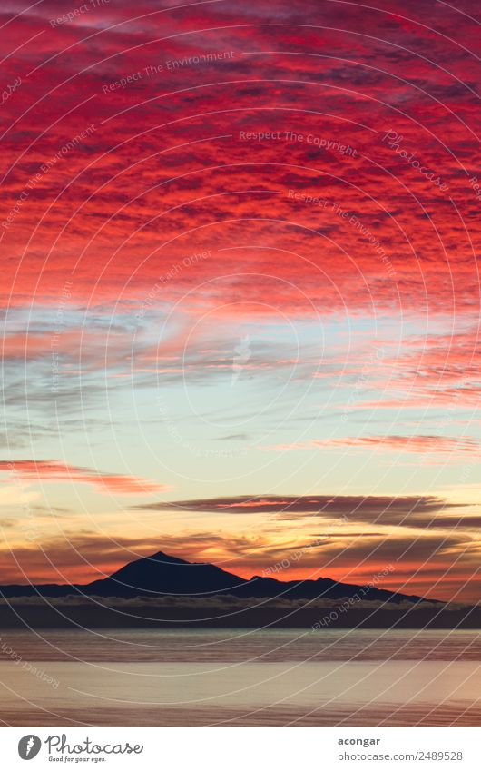 Sonnenaufgang im Meer für den Hintergrund Natur Landschaft Himmel Wolken Horizont Küste Skyline hell gold rot Farbe Kanaren Spanien Teide Teneriffa Windstille
