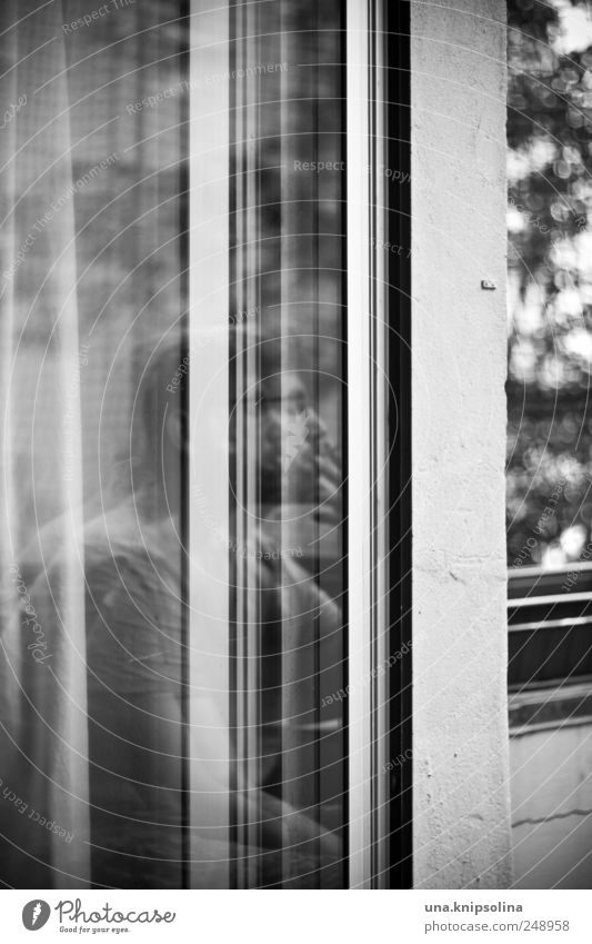 dernier maskulin Mann Erwachsene 1 Mensch Balkon Fenster Tür Glas beobachten Denken Erholung genießen Rauchen einzigartig ruhig außergewöhnlich Schwarzweißfoto