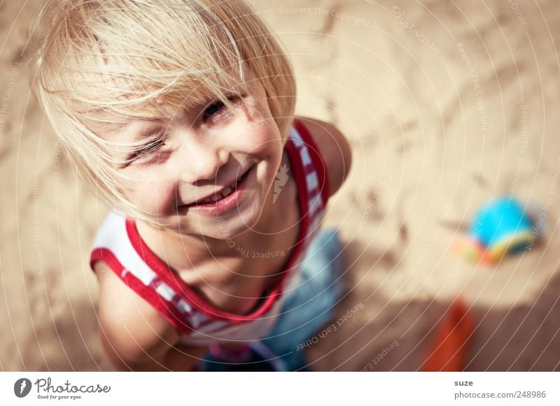 *Grins* Haare & Frisuren Gesicht Sommer Sommerurlaub Strand Kind Mensch Kleinkind Mädchen Kindheit Kopf 3-8 Jahre Sand Ostsee Hemd blond stehen Freundlichkeit