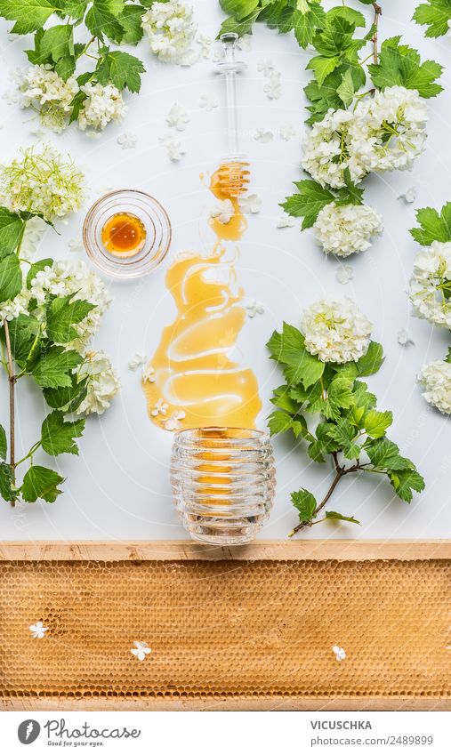 Honig fließt aus Glas und Blumen Lebensmittel Ernährung Bioprodukte Diät Geschirr Stil Design Gesundheit Alternativmedizin Gesunde Ernährung Sommer Tisch gelb