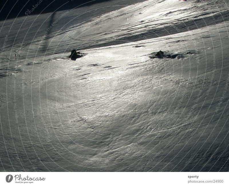 Eisglanz Winter Berge u. Gebirge Schnee Skipiste Skifahren Schneedecke Schwarzweißfoto Textfreiraum unten