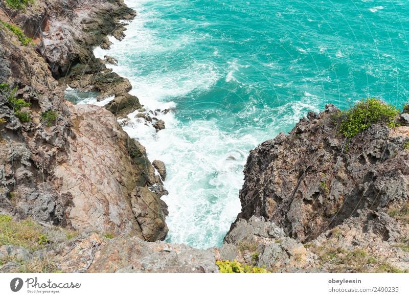 Meereswellen, die gegen eine Klippe brechen, von oben gesehen. schön Ferien & Urlaub & Reisen Insel Tapete Landschaft Sand Unwetter Park Felsen Küste Fluggerät