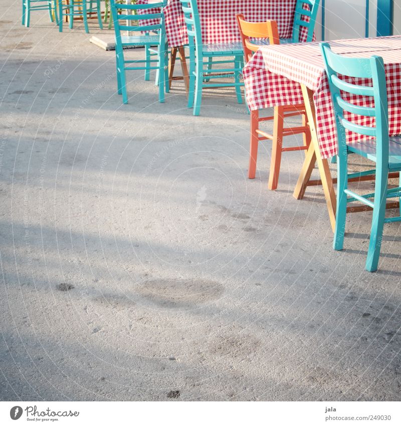 zu gast in bitanien Stuhl Tisch Restaurant Platz ästhetisch schön Kitsch mehrfarbig kariert Farbfoto Außenaufnahme Menschenleer Textfreiraum links