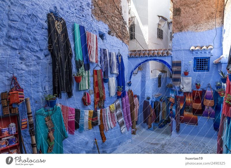 Chaouen, die blaue Stadt Marokkos. kaufen Ferien & Urlaub & Reisen Tourismus Dorf Stadtzentrum Gebäude Architektur alt Chechaouen maroc Medina Kasbah Riad Türen