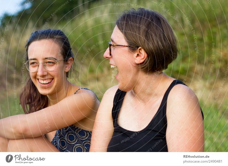 2 Schwestern lachen in der Natur Junge Frau Erwachsene Freundschaft Geschwister Freude Glück authentisch Außenaufnahme Farbfoto Tag Zusammensein Liebe Vertrauen