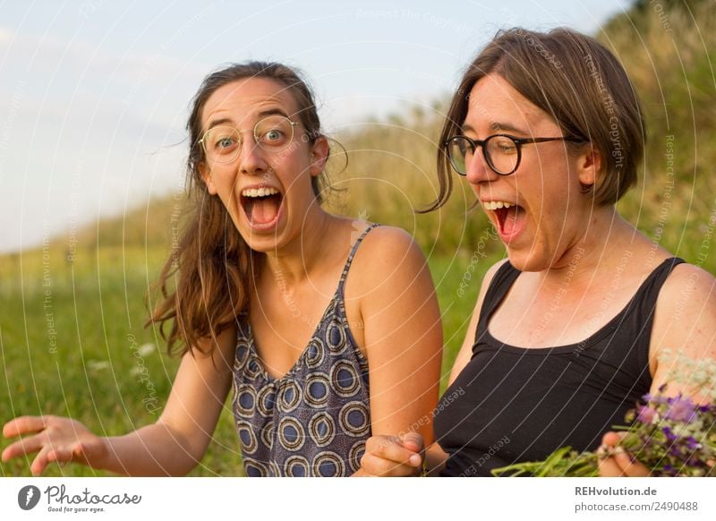Zwei Frauen sitzen auf einer Wiese und lachen Lifestyle Freude Glück Mensch feminin Geschwister Schwester Familie & Verwandtschaft Jugendliche 2 18-30 Jahre