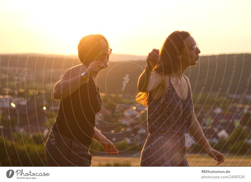 2 junge Frauen tanzen in der Abendsonne Lifestyle Freude Glück harmonisch Wohlgefühl Freizeit & Hobby Ferien & Urlaub & Reisen Mensch feminin Junge Frau