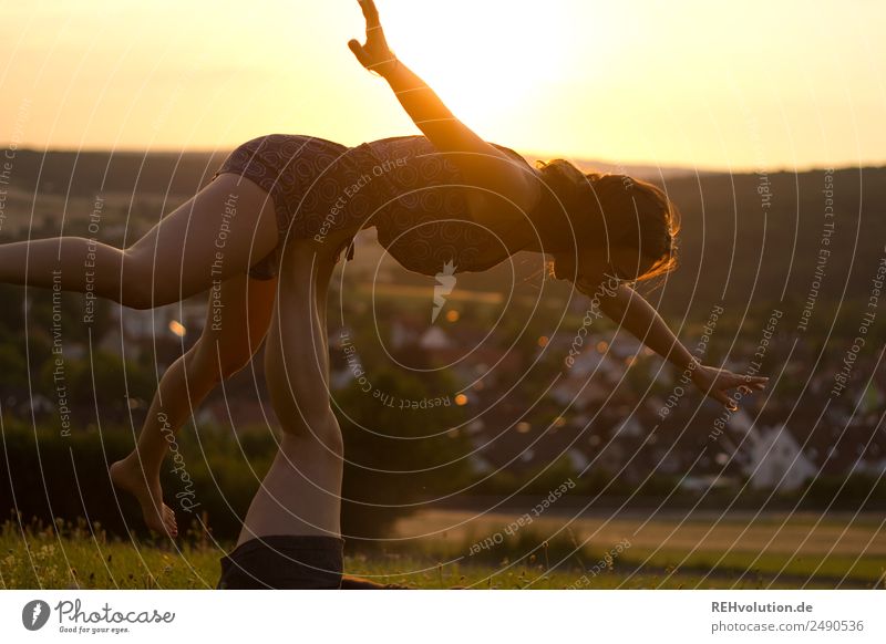 Zwei Schwestern turnen bei Sonnenuntergang Lifestyle Freude Glück Gesundheit Zufriedenheit Freizeit & Hobby Fitness Sport-Training Segeln Mensch feminin