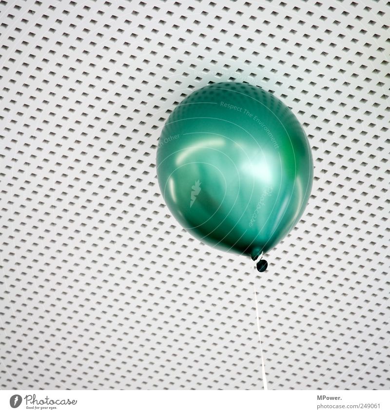 abgehoben Sieb hell grün Luftballon Reflexion & Spiegelung kariert Decke Seil Knoten Helium fliegen Schweben rund Gummi leicht Kautschuk Loch