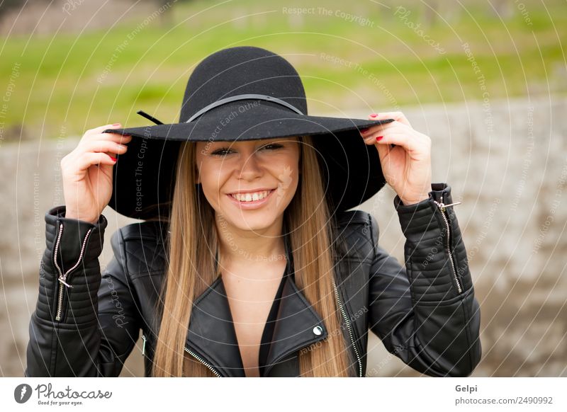 Attraktives Mädchen Lifestyle Stil Freude Glück schön Gesicht Mensch Frau Erwachsene Natur Landschaft Gras Mode Bekleidung Hut blond Lächeln Erotik niedlich