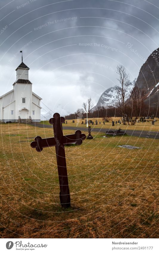 Altes Eisenkreuz auf einem nordischen Friedhof Landschaft Gewitterwolken Herbst Winter Klima schlechtes Wetter Regen Wiese Berge u. Gebirge Dorf Fischerdorf