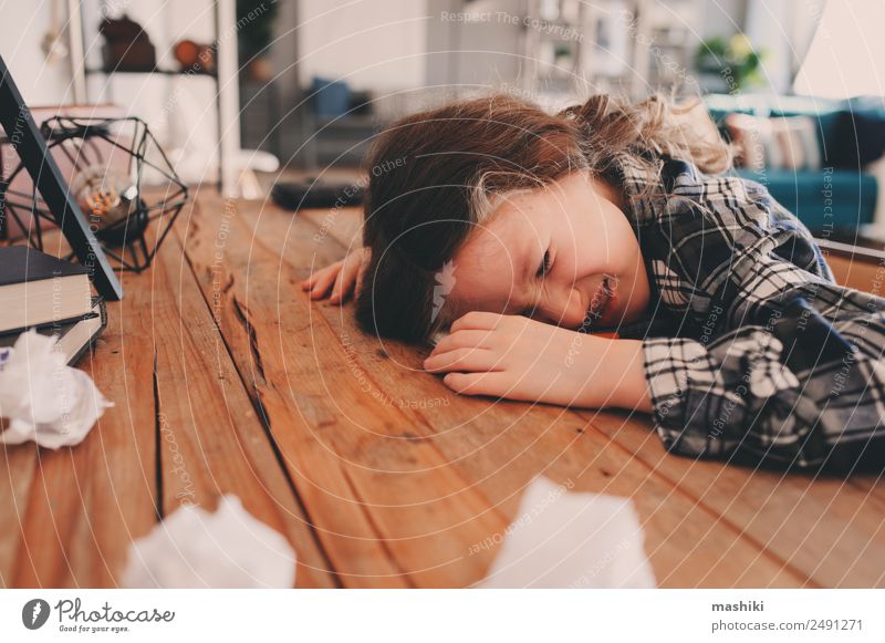 Kind Mädchen schläft bei den Hausaufgaben Lifestyle lesen Tisch Schule lernen Schulkind Kindheit schlafen schreiben Traurigkeit klug Müdigkeit Stress