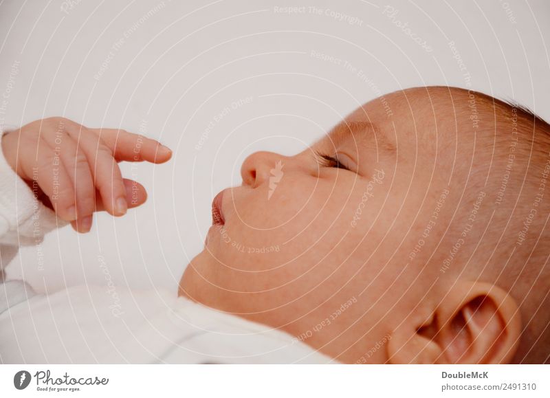 Baby ist in Gedanken und überlegt Mensch Kopf Hand Finger 1 0-12 Monate Denken liegen niedlich klug orange rosa weiß geduldig ruhig Müdigkeit nachdenklich