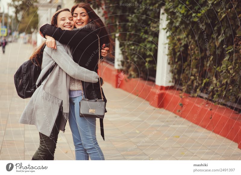 zwei junge, glückliche Freundinnen, die durch die Stadt gehen. Lifestyle Stil sprechen feminin Frau Erwachsene Freundschaft Herbst Wetter Straße Mode Hemd