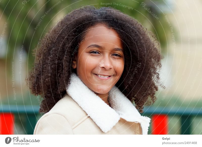 Hübsches Mädchen mit langem Afrohaar. Glück schön Haare & Frisuren Haut Gesicht Kind Schule Frau Erwachsene Himmel Wärme Park Mantel Afro-Look niedlich Farbe