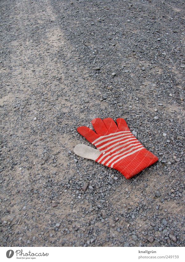 Getrennt Bekleidung Handschuhe liegen dreckig grau rot weiß Gefühle Traurigkeit Einsamkeit Enttäuschung Trennung verlieren Wege & Pfade Schotterweg gestreift