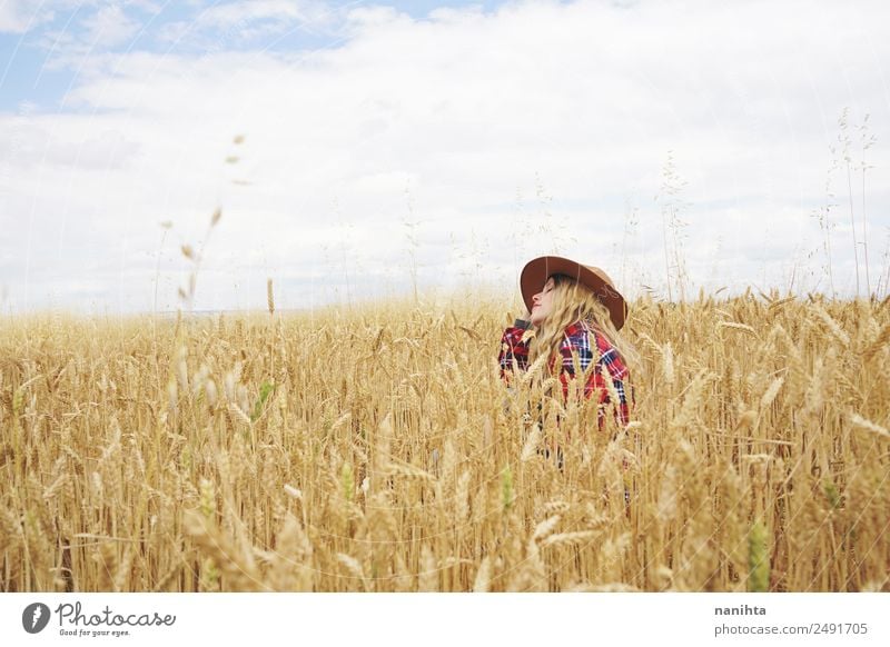 Junge Frau auf einem Weizenfeld sitzend Lebensmittel Getreide Landwirtschaft Forstwirtschaft Mensch feminin Jugendliche Erwachsene 1 18-30 Jahre 30-45 Jahre