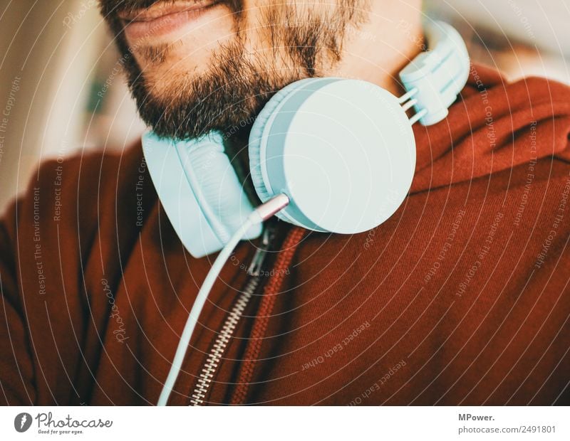 musik geniesen Lifestyle Musik Technik & Technologie Unterhaltungselektronik Mensch maskulin Mund Bart 1 18-30 Jahre Jugendliche Erwachsene Bekleidung Pullover