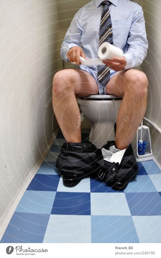 dirty business maskulin Mann Erwachsene Beine 1 Mensch trashig WCsitz Stuhlgang Toilettenpapier mehrfarbig sitzen blau grau skurril Arbeit & Erwerbstätigkeit